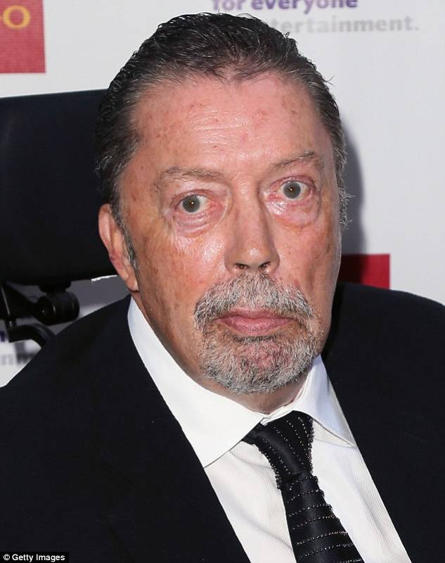 Tim Curry reaparece tras su accidente cardiovascular Atroz con leche